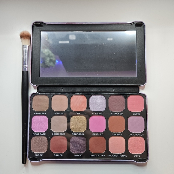 Revolution Makeup Eyeshadows Palletw - Picture 4 of 6